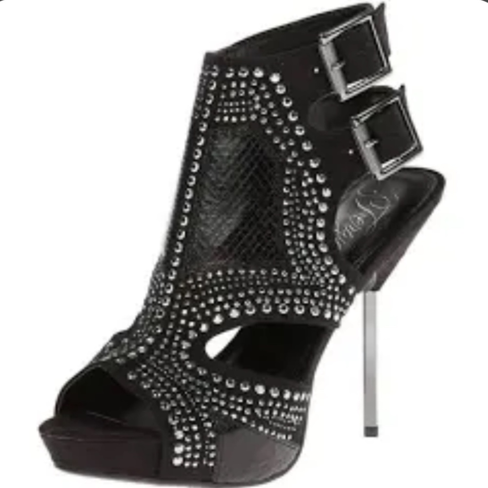 New with Box Black Emmie Fergie 7.5 M